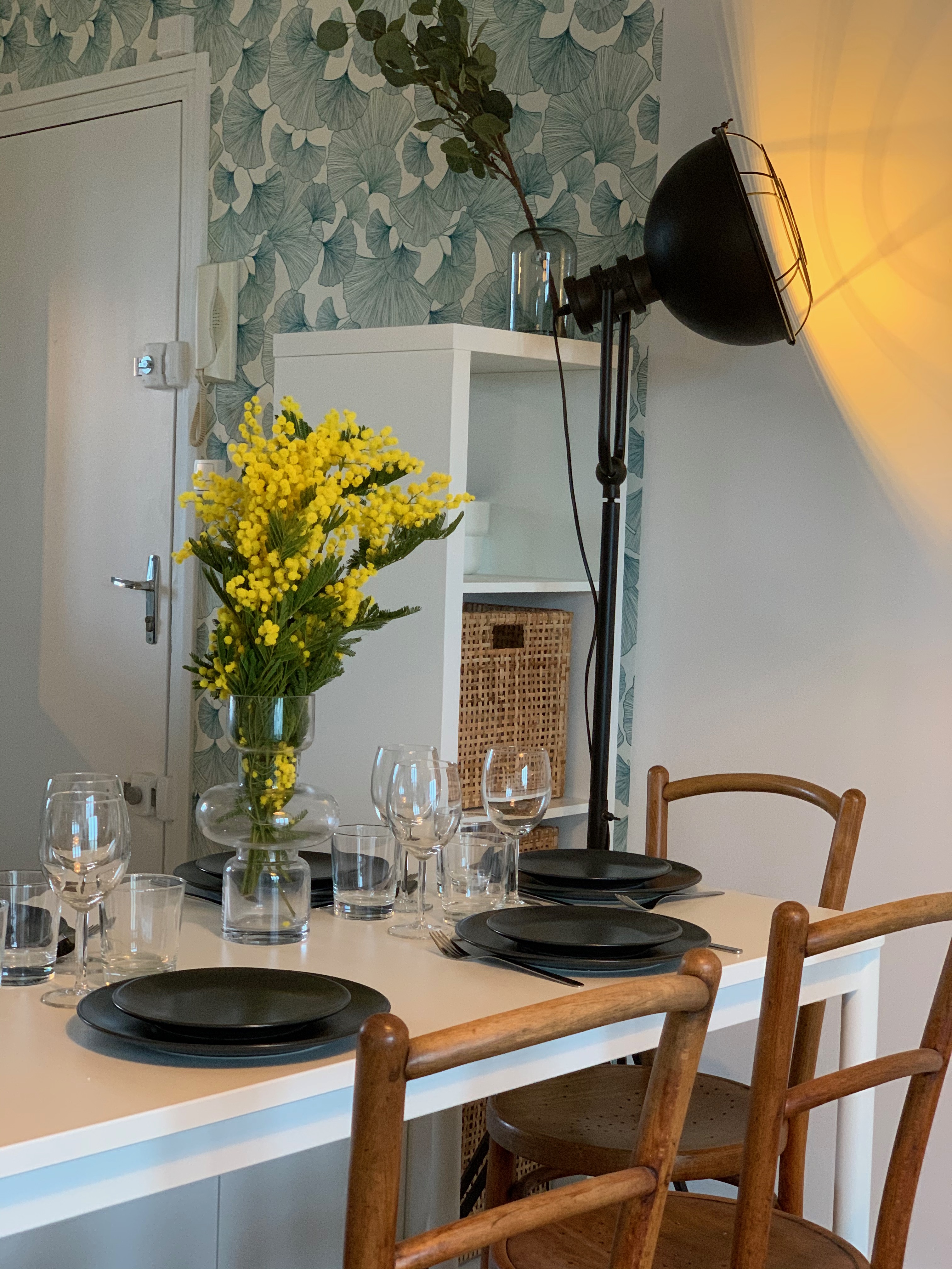 chaises thonet rennes, décoration chaises chinées, décoration mix de chaises, mimosa sur table à manger, éclairer sa salle à manger